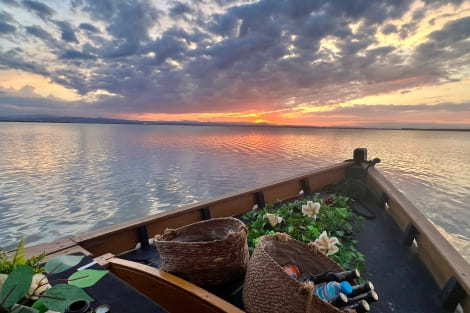 Una barca de tipo barquetot en el lago de la Albufera al atardecer