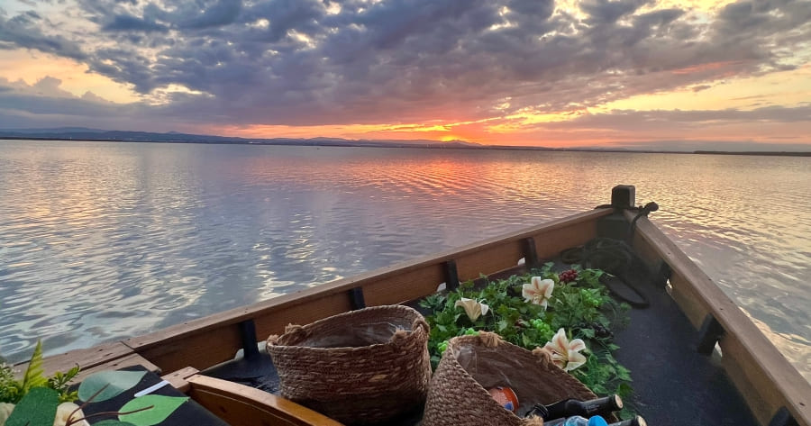 Atardecer en barca tradicional en la Albufera de Valencia