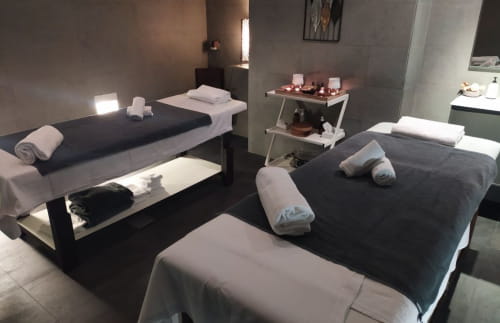 Una de las cabinas dobles de masajes y tratamientos en el spa Primus