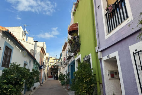 Calle pintoresca en el casco antiguo de Calpe