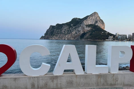 Calpe con el peñon de Ifach en frente