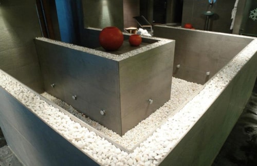 Pasillo con canto rodado y efectos de pediluvio