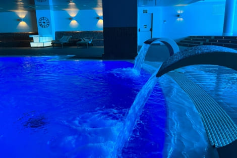 Cascadas en la piscina ludica, para relajarse antes del subir al buffet