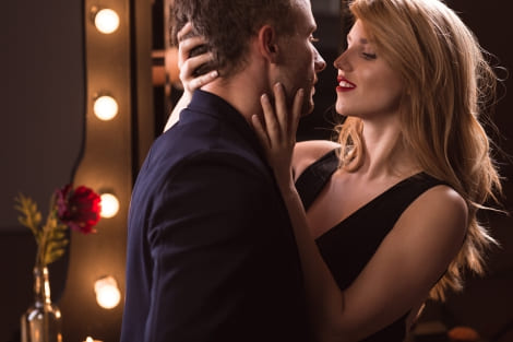 Pareja bailando en la fiesta de San Valentín muy enamorados