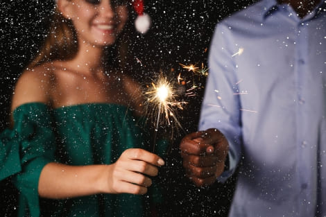 Pareja muy bien vestida en la fiesta de Nochevieja