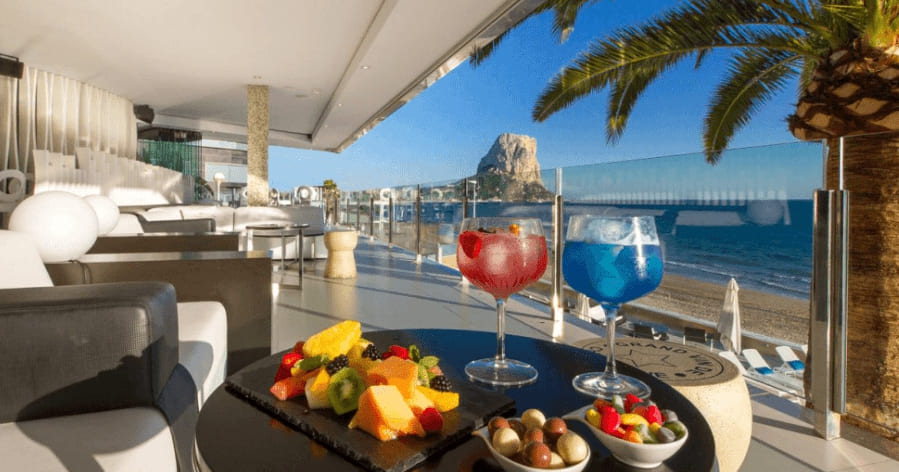 Terraza para disfrutar de las vistas al mar y al peñón de Ifach mientras tomamos algo