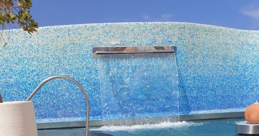 Zona de aguas con cascada en un spa de Valencia