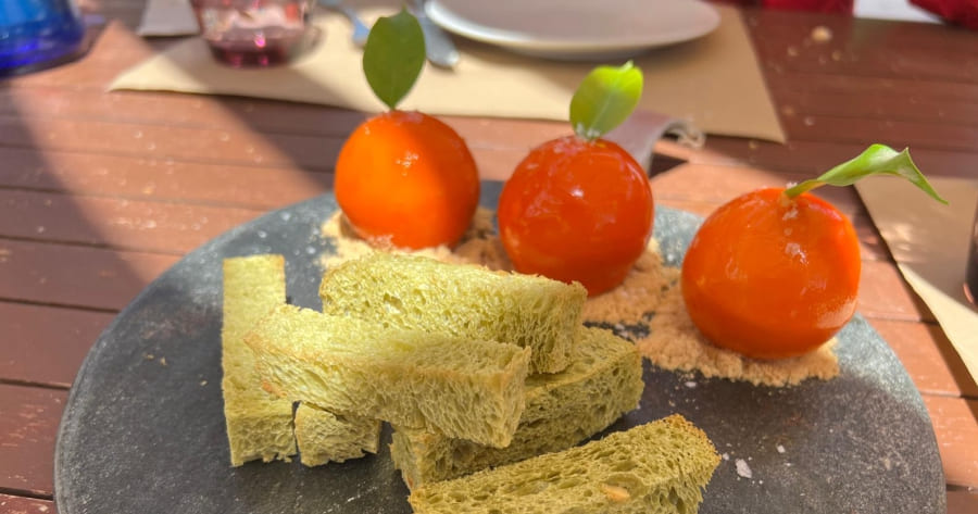 Entrante muy bien elaborado y presentado en un restaurante en Calpe