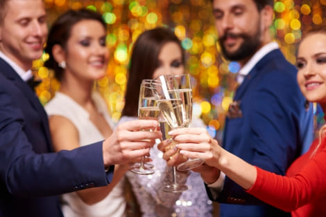 Grupo de amigos celebrando Nochevieja en un hotel con fiesta