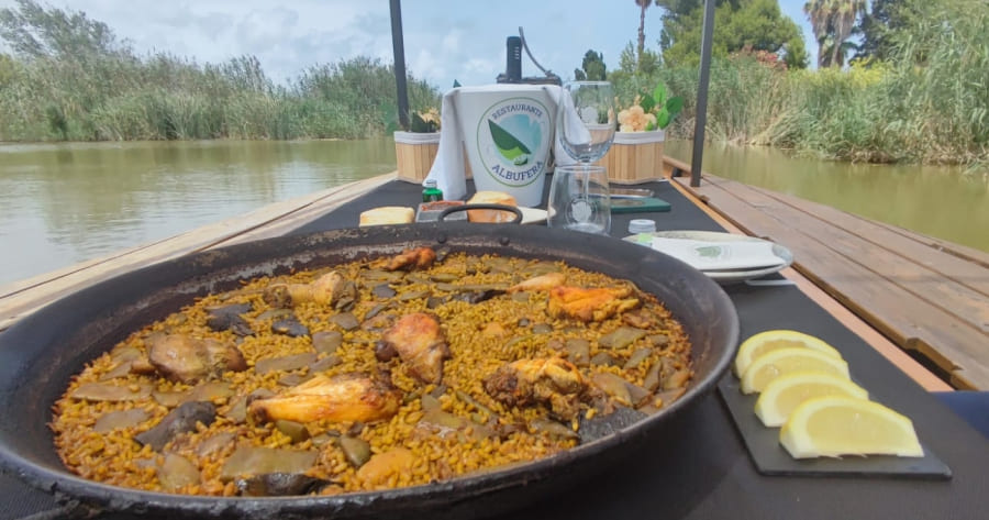 Comer paella valenciana en una barca en la Albufera de Valencia