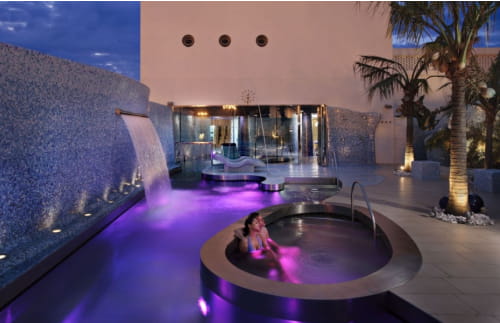 Atardecer en pareja en el jacuzzi exterior del Spa Las Arenas Valencia