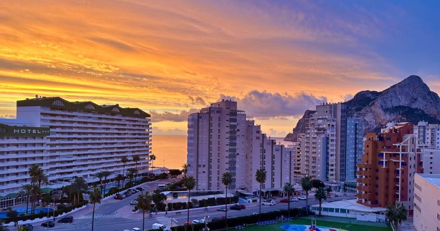 Amanecer en Calpe con vistas desde la terraza de hotel Diamante Beach
