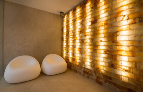 La sala con sal de Himalaya en el Spa Suitopia Calpe