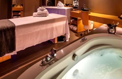 Camilla de masaje y jacuzzi en Spa Albir Playa
