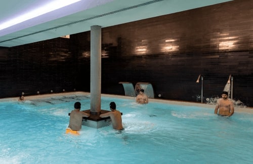 Disfrutando un circuito spa en grupo en Valencia