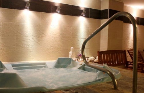 Jacuzzi en el Spa Roca Esmeralda