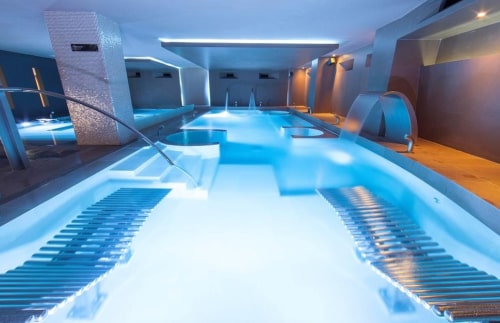 La amplia zona de hidroterapia en Spa Senses Albir Playa