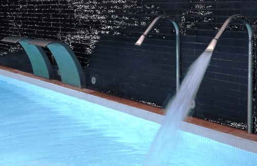 La piscina con chorros y burbujas en Tyris Spa y Fitness