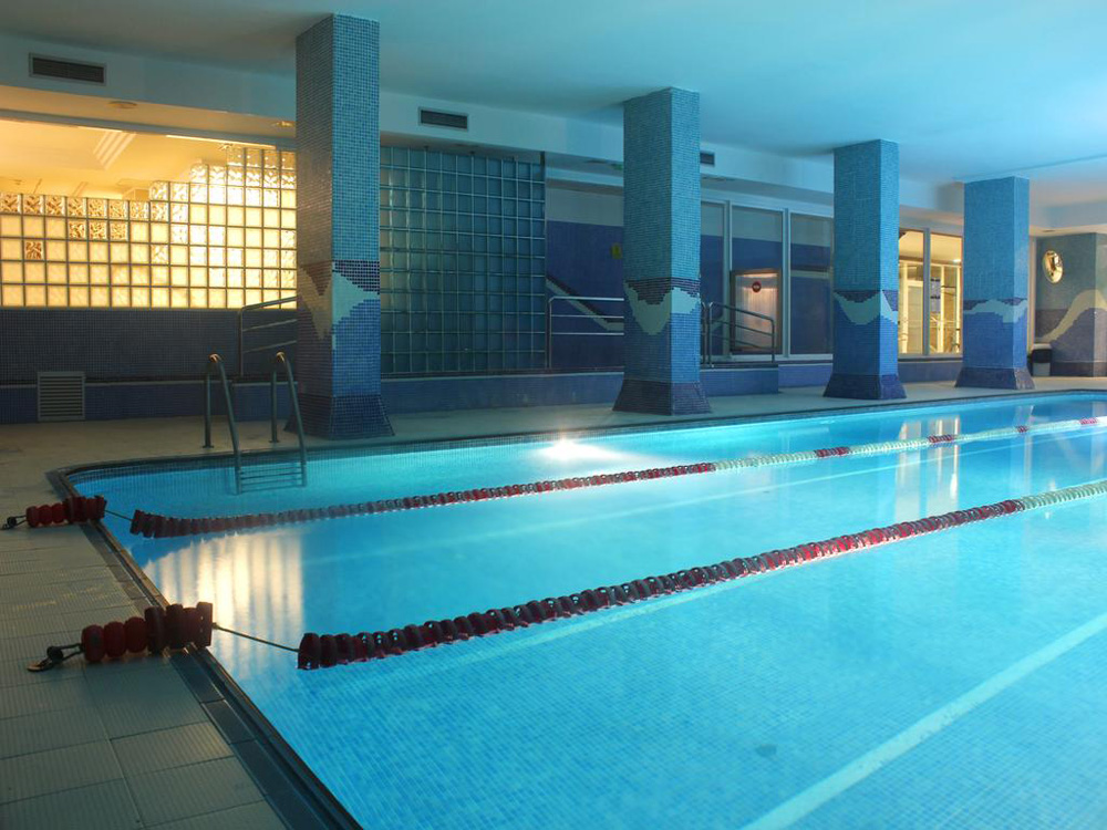 La piscina en el Spa Roca Esmeralda en Calpe