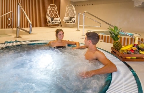 Pareja disfrutando en el jacuzzi en spa Eden Calpe