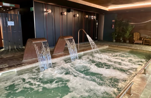 Piscina activa con cascadas y cuello de cisne