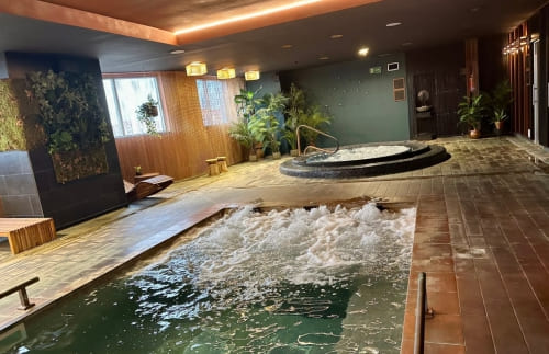 Piscina de hidroterapia y jacuzzi
