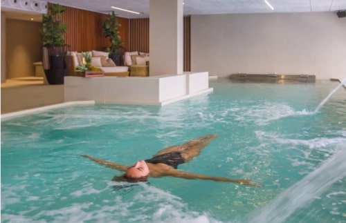 Relajandose en la piscina dinámica en Spa Eden en Calpe