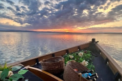 Viendo la puesta del sol a bordo de una barca en la Albufera de Valencia