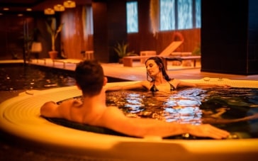 Pareja disfrutando en el jacuzzi de Cobre29 Massage Spa Valencia