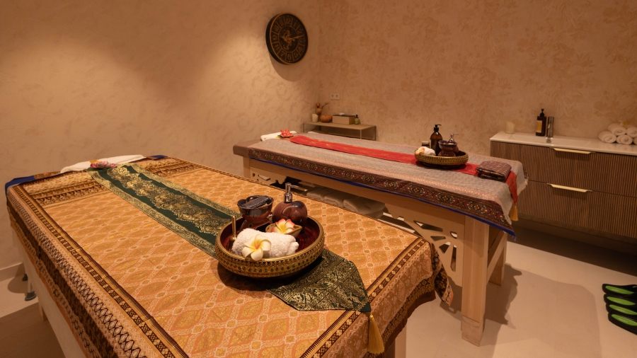 La cabina doble en Spa Neptuno esta amueblada y decorada para un masaje tailandés en pareja