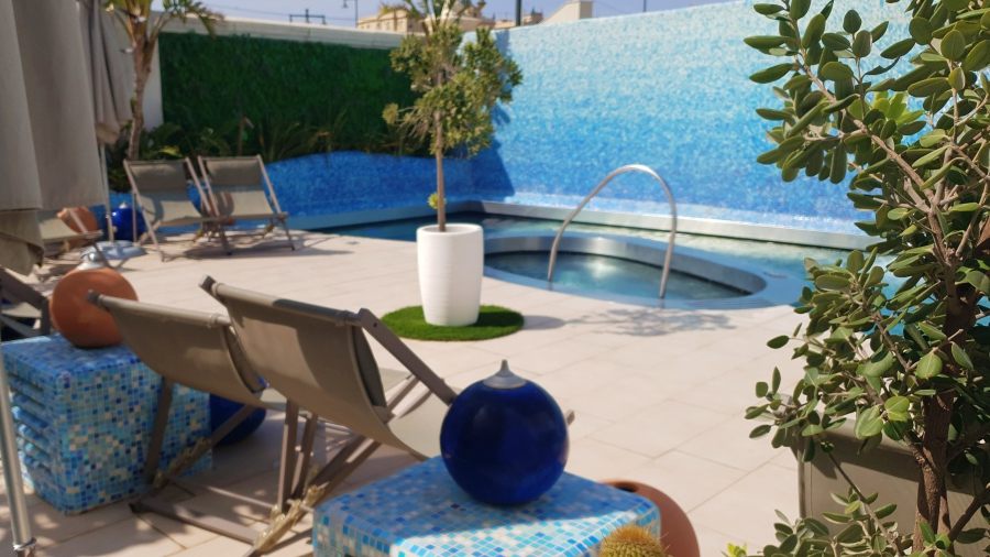 El jardín de sensaciones con la parte exterior del Spa Las Arenas