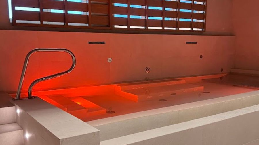La piscina con chorros y burbujas es elegante y de tamaño más que suficiente para dos personas